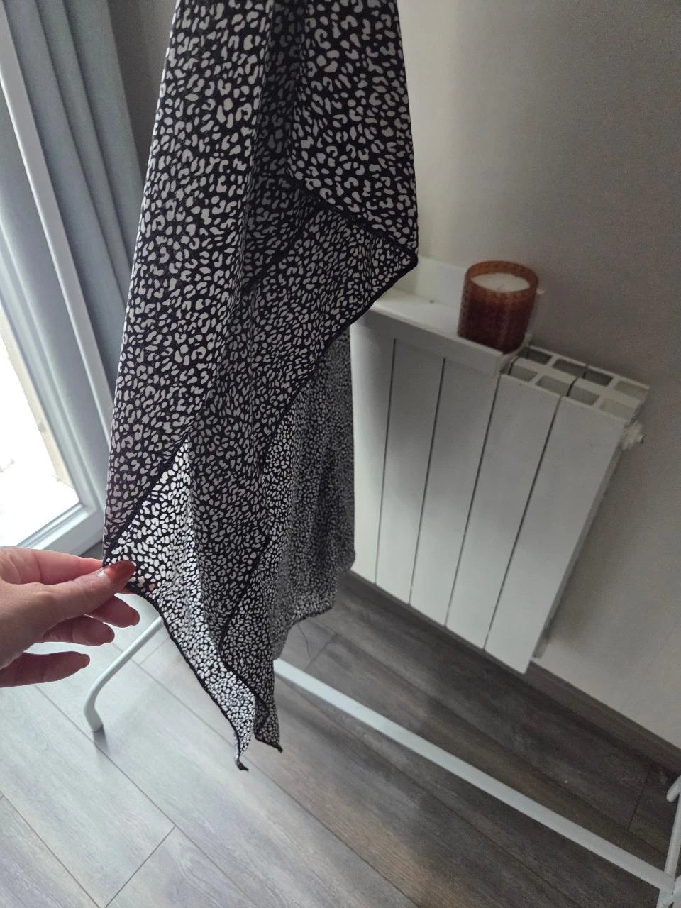 Vestido ligero negro con motivos blancos estilo lunares/mini estampado animal Talla M – photo 3